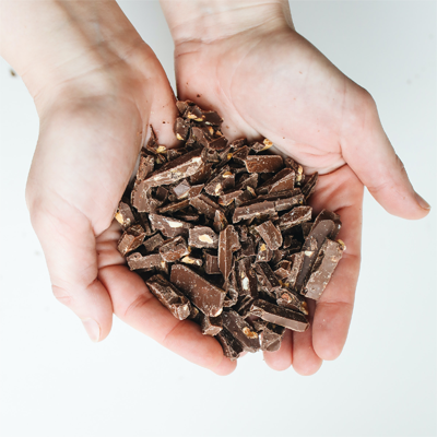 bruine chocolade in hand