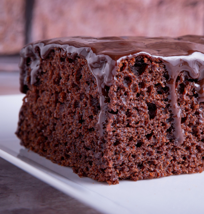 chocoladecake met gesmolten chocolade er op