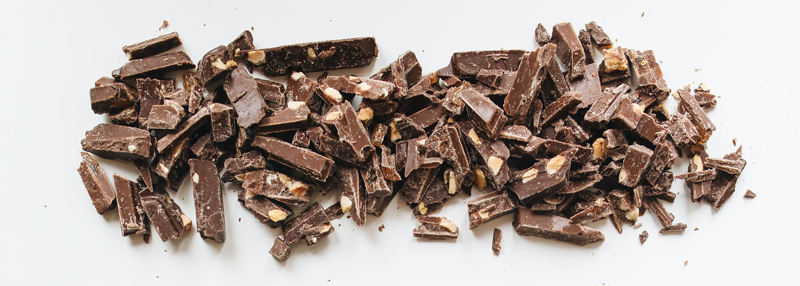 stukjes bruine chocolade