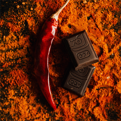 zwarte chocolade in peper